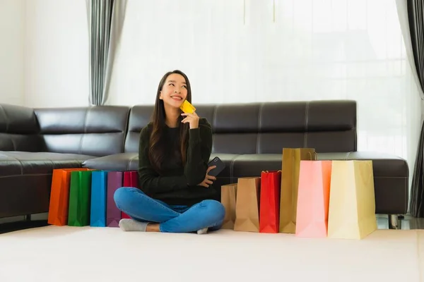 Retrato Hermosa Mujer Asiática Joven Con Bolsa Compras Tarjeta Crédito — Foto de Stock