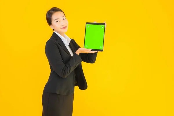 Portret Mooie Jonge Aziatische Vrouw Gelukkig Glimlach Met Slimme Tabletten — Stockfoto