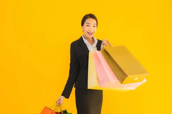 Portret Mooie Jonge Business Aziatische Vrouw Met Boodschappentas Uit Winkelcentrum — Stockfoto