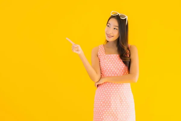 Retrato Bonito Jovem Asiático Mulher Sorriso Feliz Amarelo Isolado Fundo — Fotografia de Stock