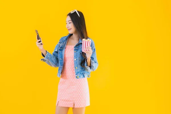 Porträtt Vacker Ung Asiatisk Kvinna Njuta Glad Med Telefon Popcorn — Stockfoto