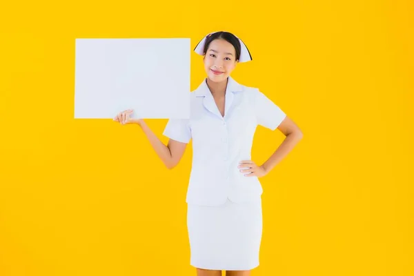 Retrato Bonito Jovem Asiático Mulher Tailandês Enfermeira Mostrar Vazio Branco — Fotografia de Stock