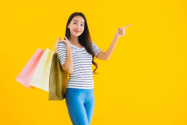 Portret Mooie Jonge Aziatische Vrouw Met Kleurrijke Boodschappentas Gele Geïsoleerde — Stockfoto