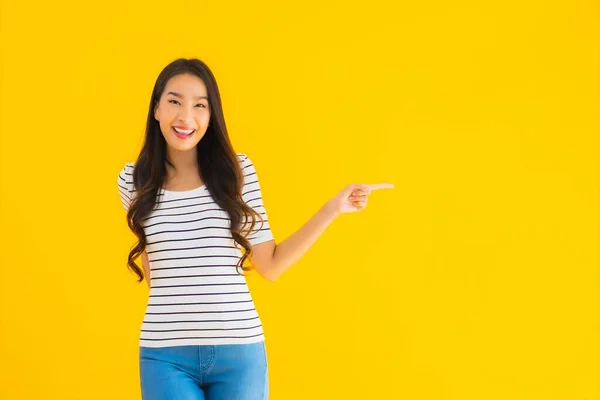 Retrato Hermosa Joven Asiática Mujer Sonrisa Feliz Con Acción Sobre — Foto de Stock