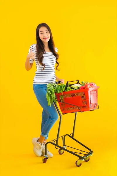 Güzel Genç Asyalı Kadın Süpermarketten Alışveriş Yapıyor Sarı Izole Arka — Stok fotoğraf