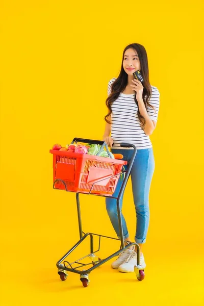 Retrato Hermosa Joven Asiática Mujer Compras Carrito Comestibles Supermercado Con — Foto de Stock