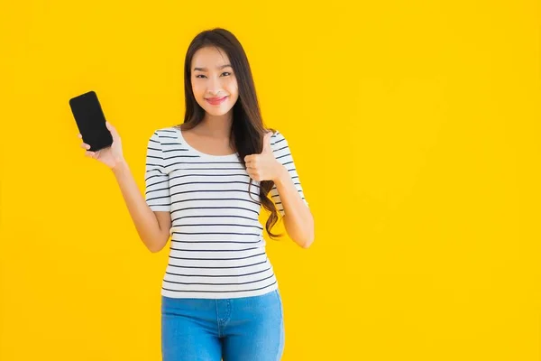 Retrato Bonito Jovem Asiático Mulher Sorriso Feliz Uso Inteligente Celular — Fotografia de Stock