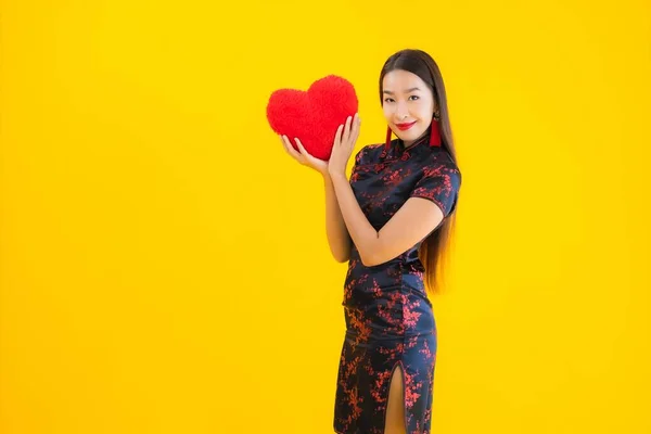 Retrato Bonito Jovem Asiático Mulher Desgaste Chinês Vestido Mostrar Coração — Fotografia de Stock