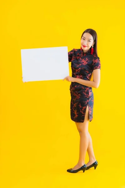 Portret Piękny Młody Azji Kobieta Nosić Chiński Sukienka Pokazać Biały — Zdjęcie stockowe