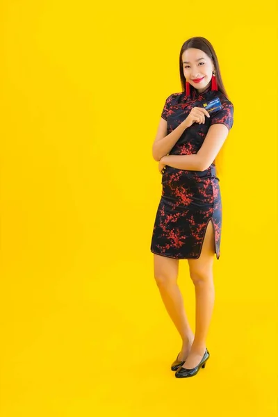 Retrato Bonito Jovem Asiático Mulher Desgaste Chinês Vestido Com Cartão — Fotografia de Stock