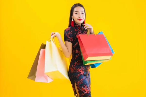 Retrato Bela Jovem Asiática Usar Vestido Chinês Com Saco Compras — Fotografia de Stock