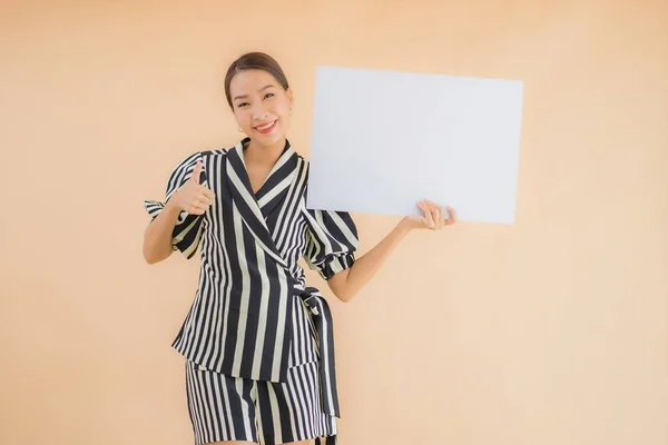 亚洲年轻貌美的女性展示空白的白色广告牌纸 以寻找文字和复制空间 — 图库照片