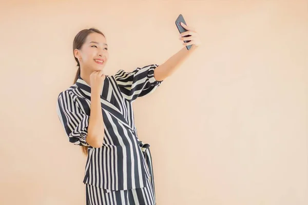 배경에 스마트폰을 아름다운 아시아 여자의 — 스톡 사진