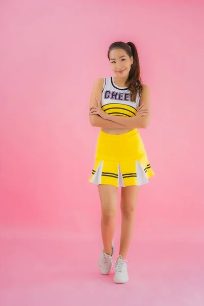 Porträtt Vacker Ung Asiatisk Kvinna Cheerleader Rosa Isolerad Bakgrund — Stockfoto