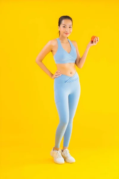Portret Piękna Młoda Azjatycka Kobieta Nosić Sportowy Gotowy Ćwiczeń Owoców — Zdjęcie stockowe