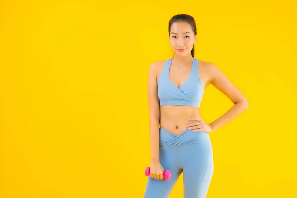 Dambıl Spor Giysili Güzel Asyalı Kadın Sarı Izole Arka Planda — Stok fotoğraf