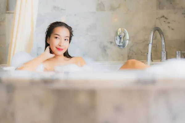 美丽动人的年轻亚洲女人在浴室的浴缸里洗澡时放松一下 — 图库照片