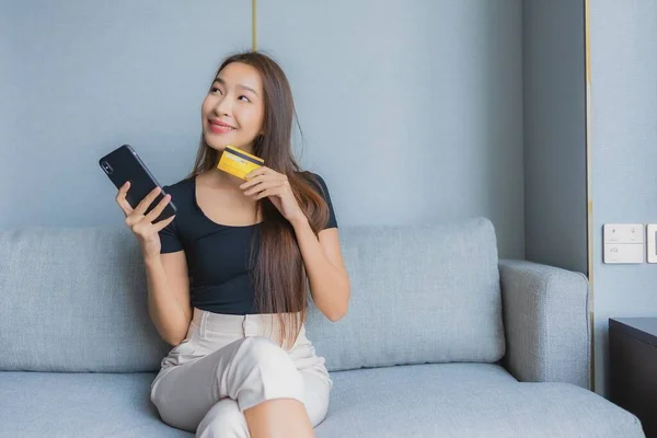 Retrato Hermosa Mujer Asiática Joven Utilizar Teléfono Móvil Inteligente Portátil — Foto de Stock