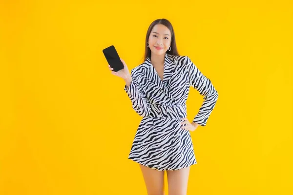 Retrato Hermosa Joven Asiática Mujer Con Teléfono Móvil Inteligente Tarjeta — Foto de Stock
