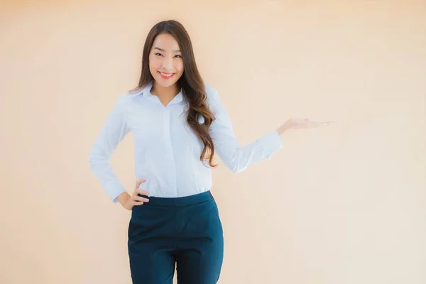Portret Piękny Młody Azji Biznes Kobieta Akcji Odizolowanym Tle Kolor — Zdjęcie stockowe