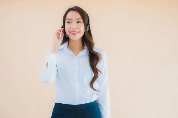 Portret Mooie Jonge Aziatische Zakenvrouw Met Hoofdtelefoon Voor Call Center — Stockfoto