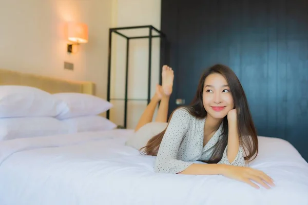 Retrato Bonito Jovem Asiático Mulher Sorriso Feliz Relaxar Cama Quarto — Fotografia de Stock