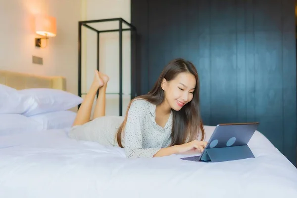 Porträt Schöne Junge Asiatische Frau Verwenden Tablet Mit Kreditkarte Auf — Stockfoto