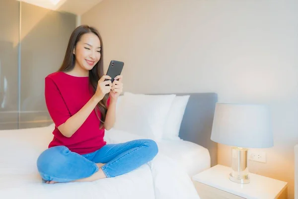 Porträtt Vacker Ung Asiatisk Kvinna Använder Smart Mobiltelefon Sängen Sovrum — Stockfoto