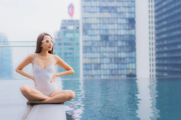 Portret Mooi Jong Aziatisch Vrouw Ontspannen Glimlach Vrijetijdsbesteding Rond Openlucht — Stockfoto