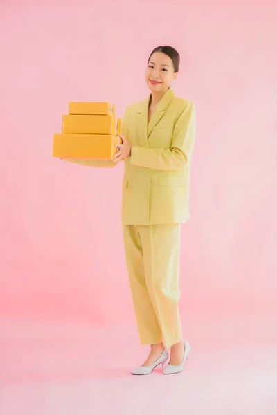 Renk Arka Planında Paket Kutusu Olan Güzel Bir Asyalı Kadın — Stok fotoğraf