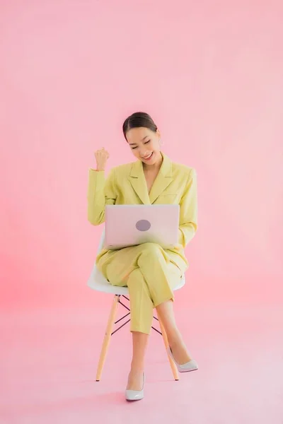 Портрет Красивая Молодая Азиатская Бизнес Женщина Использовать Ноутбук Цветном Фоне — стоковое фото