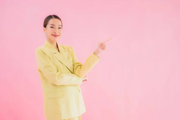 Portret Mooie Jonge Aziatische Zakenvrouw Glimlach Actie Roze Kleur Achtergrond — Stockfoto