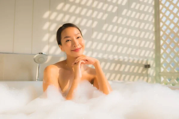 ポートレート若いアジア人女性リラックスは スパのコンセプトのためにバスタブでお風呂 — ストック写真