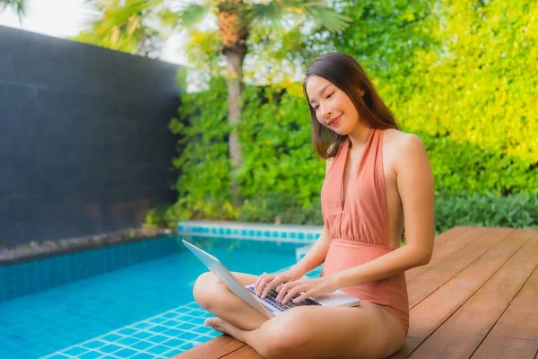 Retrato Joven Mujer Asiática Usando Computadora Portátil Alrededor Piscina Aire — Foto de Stock