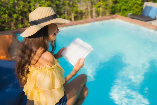 Portrait Jeune Femme Asiatique Lire Livre Autour Piscine Extérieure Dans — Photo