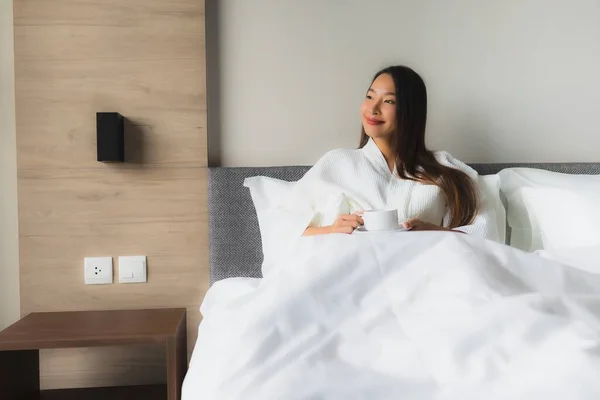 Porträt Schöne Junge Asiatische Frauen Mit Kaffeetasse Auf Dem Bett — Stockfoto