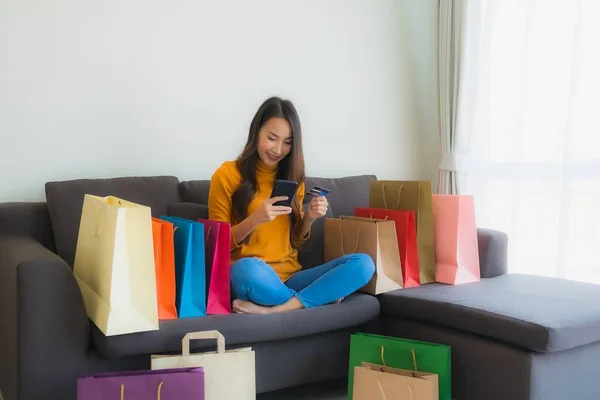 Retrato Joven Mujer Asiática Usando Computadora Portátil Con Teléfono Móvil — Foto de Stock