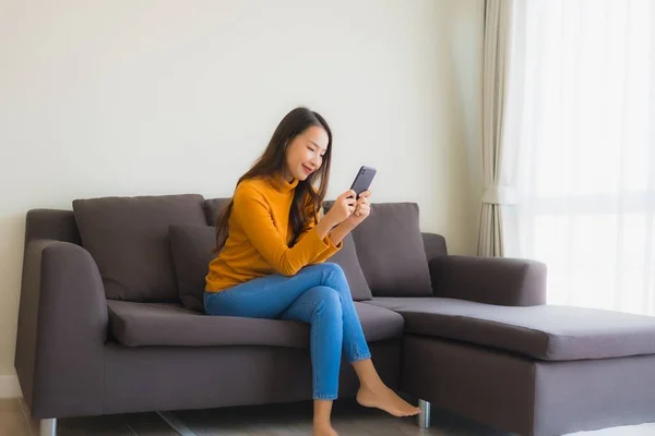 Porträt Junge Asiatin Mit Smartphone Auf Sofa Mit Kissen Wohnzimmer — Stockfoto