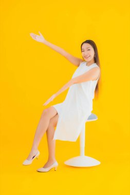 Sarı izole edilmiş arka planda güzel Asyalı bir kadının portresi.