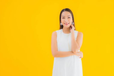 Sarı izole edilmiş arka planda güzel Asyalı bir kadının portresi.