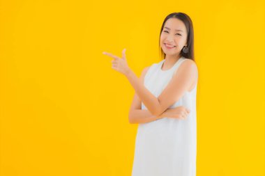 Sarı izole edilmiş arka planda güzel Asyalı bir kadının portresi.