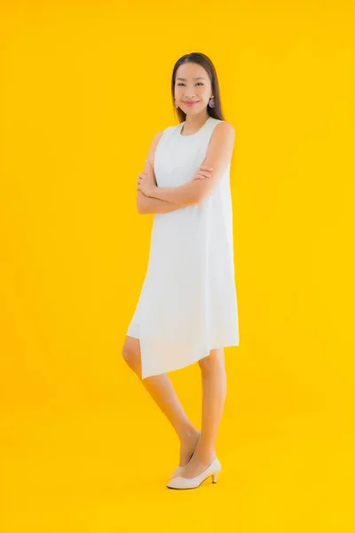 Retrato Bonito Jovem Asiático Mulher Ação Amarelo Isolado Fundo — Fotografia de Stock