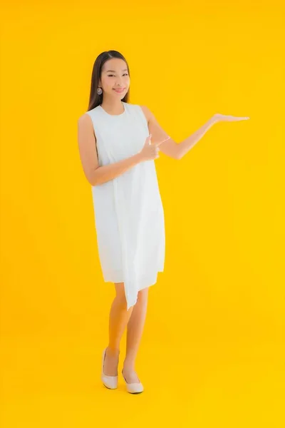 Retrato Bonito Jovem Asiático Mulher Ação Amarelo Isolado Fundo — Fotografia de Stock