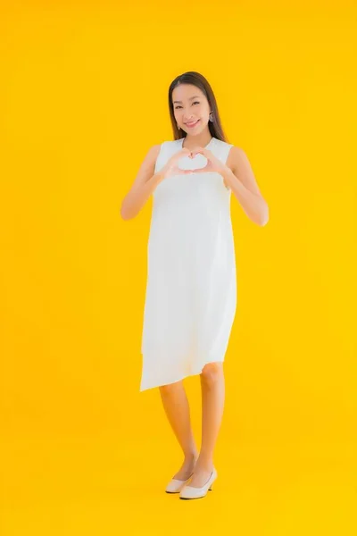 Retrato Bonito Jovem Asiático Mulher Ação Amarelo Isolado Fundo — Fotografia de Stock