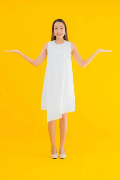 Retrato Bonito Jovem Asiático Mulher Ação Amarelo Isolado Fundo — Fotografia de Stock