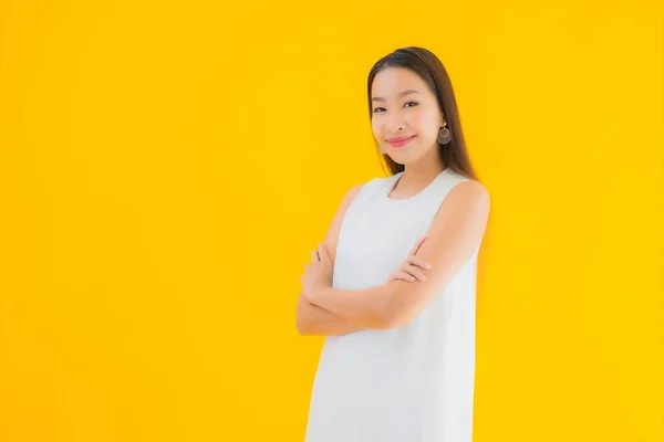 Retrato Bonito Jovem Asiático Mulher Ação Amarelo Isolado Fundo — Fotografia de Stock