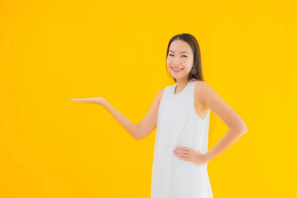 Portret Mooie Jonge Aziatische Vrouw Actie Geel Geïsoleerde Achtergrond — Stockfoto