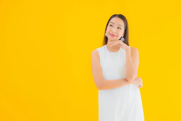 Retrato Hermosa Joven Asiática Mujer Acción Sobre Amarillo Aislado Fondo —  Fotos de Stock