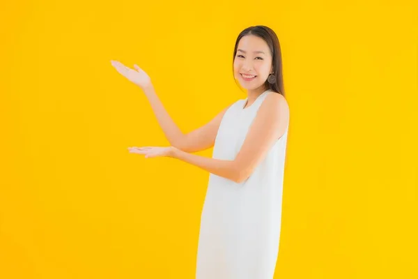 Portret Mooie Jonge Aziatische Vrouw Actie Geel Geïsoleerde Achtergrond — Stockfoto