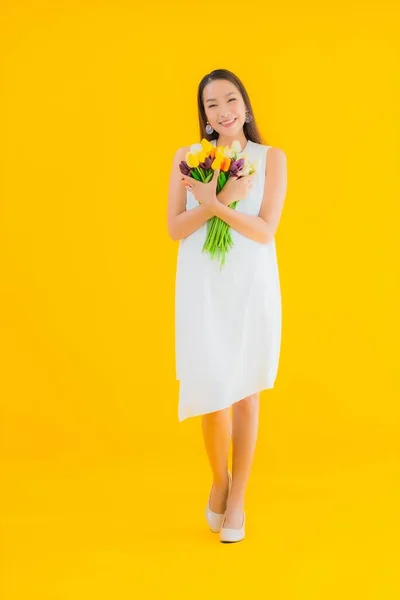 Retrato Hermosa Joven Asiática Mujer Con Flor Amarillo Aislado Fondo — Foto de Stock